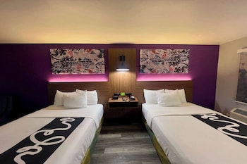 Room, 2 Queen Beds, Non Smoking