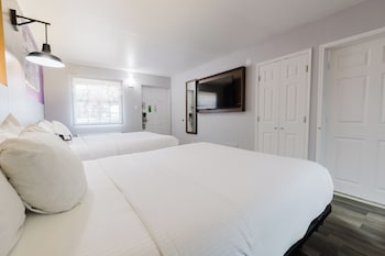 Room, 2 Queen Beds, Mobility Accessible, Non Smoking (Roll-In Shower)
