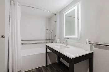 Room, 2 Queen Beds, Bathtub Grab Bars, Non Smoking