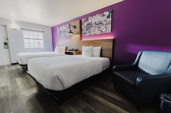Room, 2 Queen Beds, Bathtub Grab Bars, Non Smoking