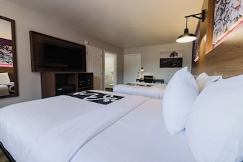 Room, 2 Queen Beds, Bathtub Grab Bars, Non Smoking