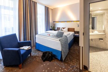 Comfort Room, 1 Queen Bed, Courtyard Area
