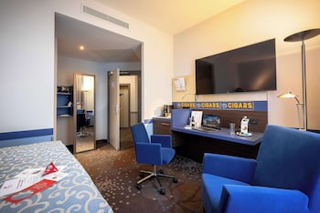 Comfort Room, 1 Queen Bed, Courtyard Area