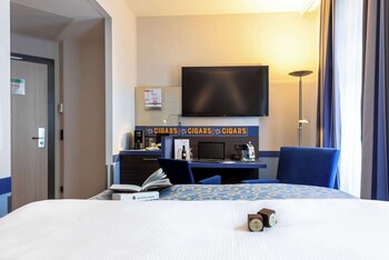Comfort Room, 1 Queen Bed, Courtyard Area