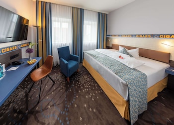 Comfort Room, 1 Queen Bed, Courtyard Area