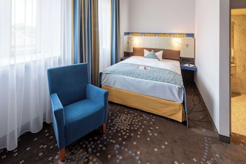 Comfort Room, 1 Queen Bed, Courtyard Area