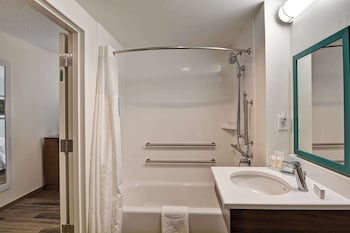 Room, 1 Queen Bed, Accessible, Bathtub