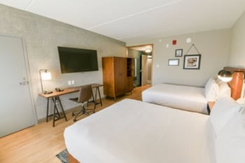 Room (Mobility/Hearing Access, Roll-In Shwr)
