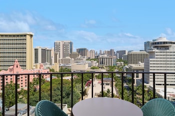 Club Room, 1 Queen Bed, City View
