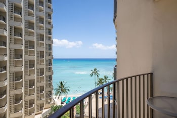 Club Room, 1 Queen Bed, Partial Ocean View