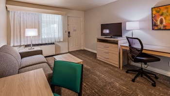 Business Suite, 1 King Bed, Non Smoking, Refrigerator & Microwave