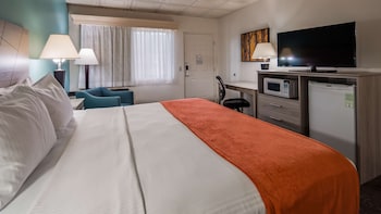 Standard Room, 1 King Bed, Non Smoking, Refrigerator & Microwave