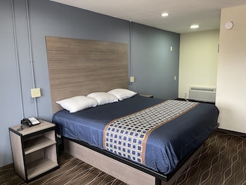 Room, 1 King Bed, Smoking