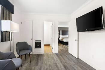 Suite, 1 King Bed, Non Smoking, Partial Ocean View (Living Room)