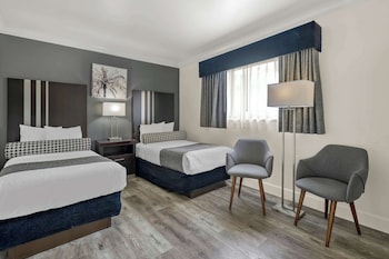 Suite, 2 Queen Beds, Non Smoking, Partial Ocean View (Living Room)