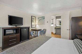 Standard Room, 1 King Bed, Accessible, Non Smoking