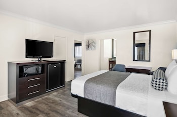 Suite, 1 King Bed, Non Smoking, Partial Ocean View (Living Room)