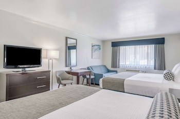 Standard Room, Multiple Beds, Non Smoking, Corner (Larger Room)