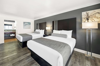 Suite, 2 Queen Beds, Non Smoking, Partial Ocean View (Living Room)