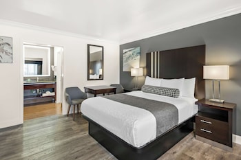 Suite, 1 King Bed, Non Smoking, Partial Ocean View (Living Room)