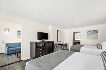 Suite, 2 Queen Beds, Non Smoking, Partial Ocean View (Living Room)