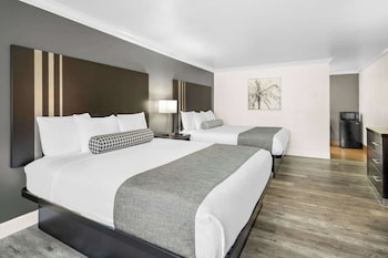 Standard Room, Multiple Beds, Non Smoking, Corner (Larger Room)