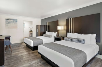 Standard Room, 2 Queen Beds, Accessible, Bathtub