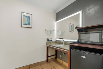 Standard Room, 2 Queen Beds, Accessible, Bathtub