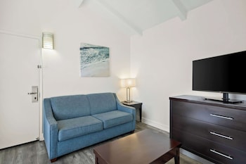 Suite, 2 Queen Beds, Non Smoking, Partial Ocean View (Living Room)