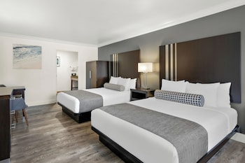 Standard Room, 2 Queen Beds, Accessible, Bathtub