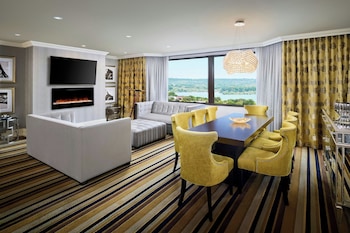 Executive Suite, 1 King Bed with Sofa bed