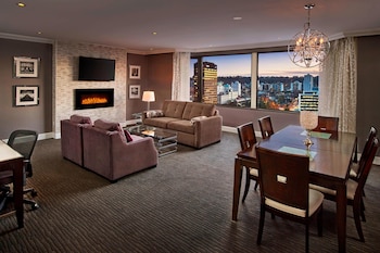 Suite, 1 King Bed with Sofa bed, City View