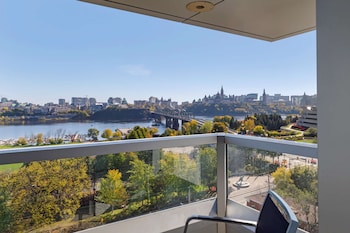 Executive Suite, 1 King Bed, Refrigerator, River View (with Sofabed)