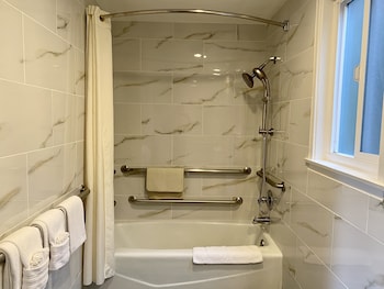 Basic Room, 1 King Bed, Accessible Bathtub, Sofabed not included