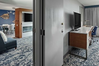 Suite, 1 King Bed, Balcony (Over 900 Sqft)