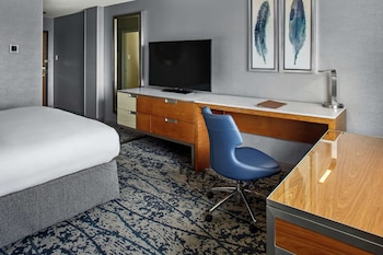 Suite, 1 King Bed, Balcony (Over 900 Sqft)
