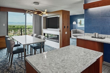 Suite, 1 King Bed, Balcony (Over 900 Sqft)