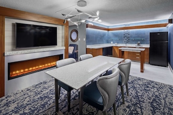 Suite, 1 King Bed, Accessible, Balcony (Hearing)