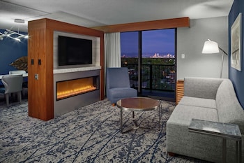 Suite, 1 King Bed, Balcony (Over 900 Sqft)