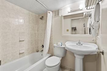 Standard Room, 1 Queen Bed, Roll-in Shower