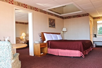 Deluxe Room, 1 King Bed, Refrigerator & Microwave