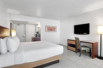 Room, 1 King Bed, Poolside (Lanai)