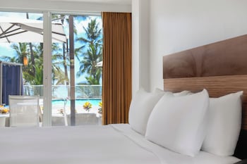 Room, 1 King Bed, Poolside (Lanai)