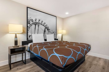 Room, 1 King Bed, Non Smoking (Interior Corridor)