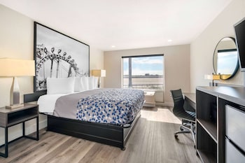 Room, 1 King Bed, Mobility Accessible, Non Smoking (Roll-In Shower)