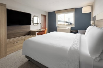 Standard Room, 1 King Bed, River View