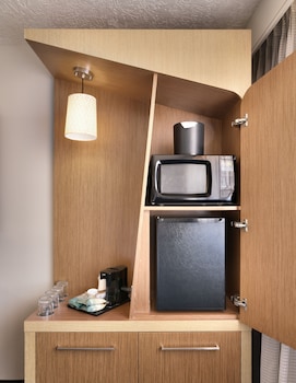 Room, 1 King Bed with Sofa bed (Mobility/Hearing Accessible, Tub)
