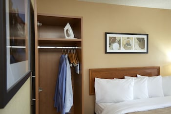 Standard 1 Queen bed w/sofabed Non-Smoking Ground floor