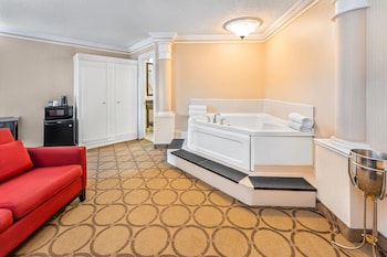 Suite, 1 Queen Bed, Non Smoking (Upgrade)