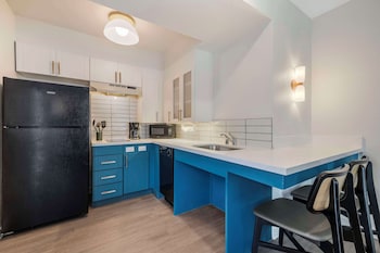 Suite, 1 Queen Bed, Accessible (One Bedroom Mobility Tub)